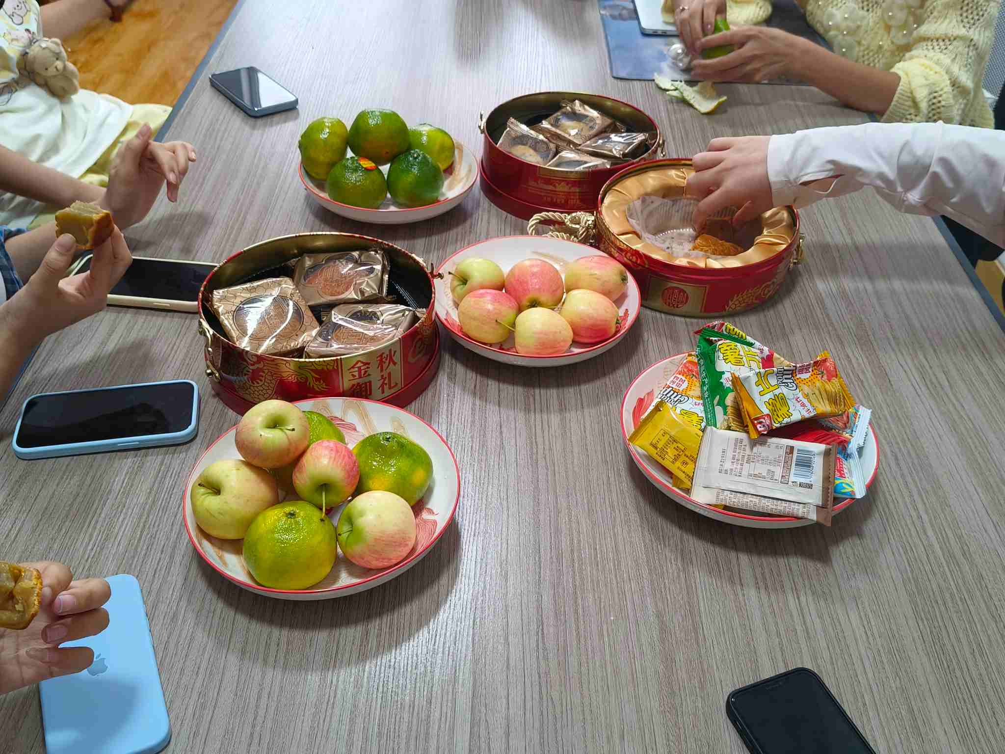 ज़ेमीजिया ने दोपहर की गर्म चाय पकड़ी