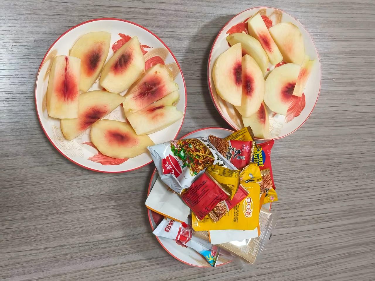 आड़ू और स्नैक्स ने ज़ेमीजिया की दोपहर को ऊर्जा प्रदान की