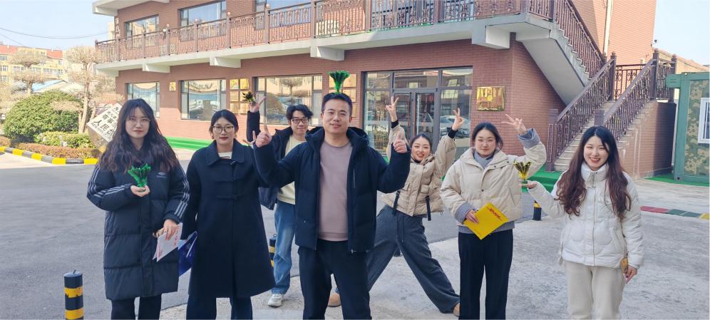 ज़ेमीजिया जीवंत शटलकॉक किकिंग गतिविधि।