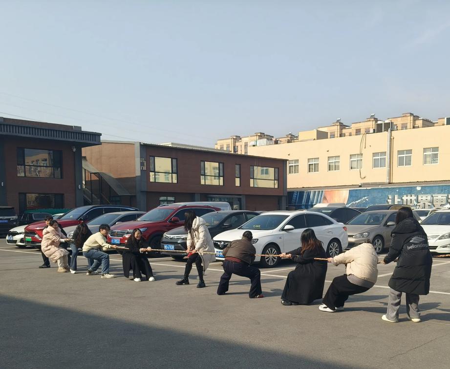 ​ज़ेमीजिया में दोपहर रस्साकशी और रस्सी कूदना